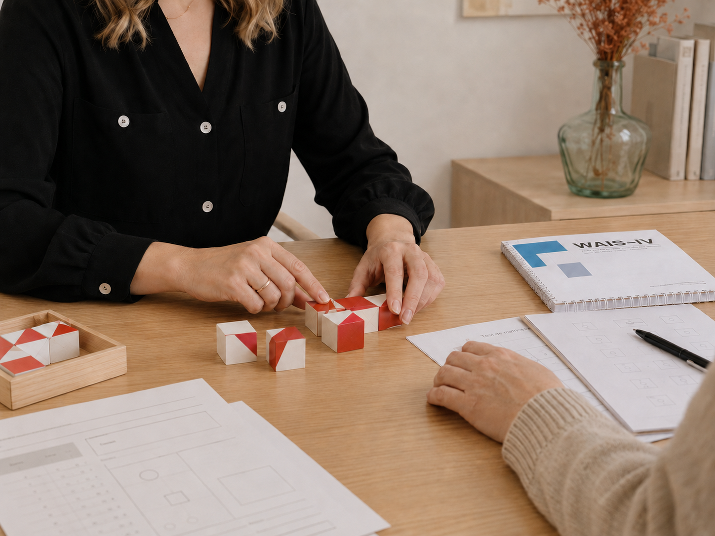 Nora con un cliente y juegos de madera